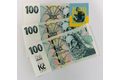 Varianta tří kusů 100 Kč bankovek vzor 1997, 2018 bez přítisku, 2018 pamětním přítiskem k sto letům měny (ČNB 1997-2019) 3S07