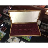 Dřevěná kazeta na 10 kusů zlatých 5.000kč mincí série Hrady ČNB
