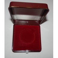 Červená plastová etue ČNB  6,5 x 6,5cm - průměr 33mm 
