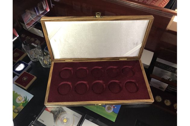 Dřevěná kazeta na 10 kusů zlatých 5.000kč mincí série Hrady ČNB