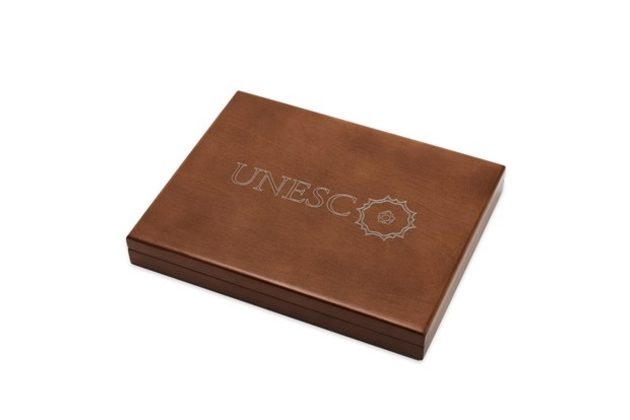 Dřevěná etue UNESCO na 12 kusů platinových uncových mincí